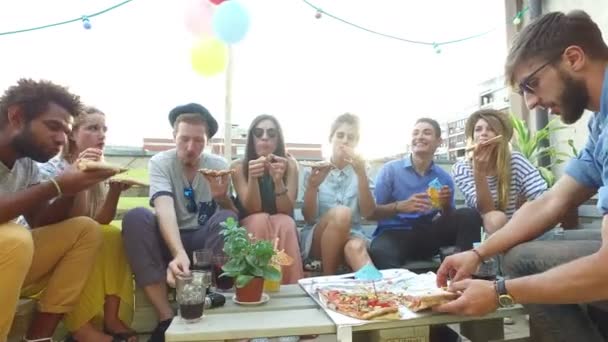 Gente comiendo pizza en la azotea — Vídeos de Stock