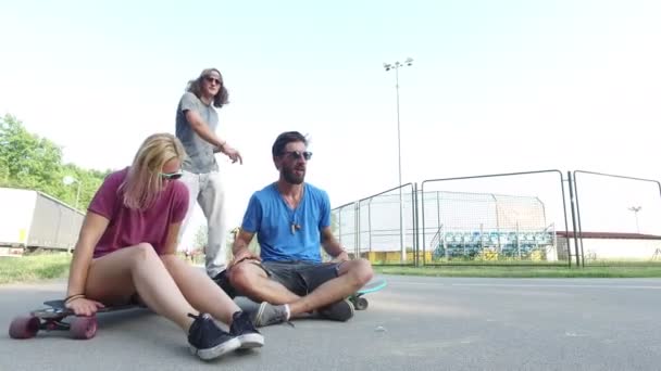 Amici relax dopo lo skateboard — Video Stock