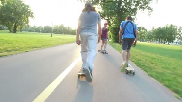 Mujer y hombres skateboarding — Vídeo de stock