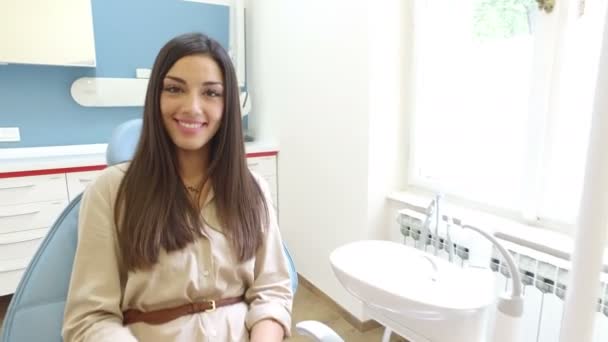 Mujer sentada en la silla dental — Vídeos de Stock