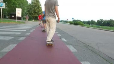 insanlar bisiklet yolu üzerinde kaykay