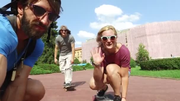 Друзья катаются на скейтборде в пригнутом положении — стоковое видео