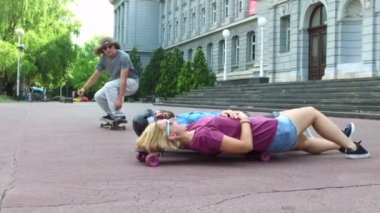 kaykaycı arkadaşları atlama