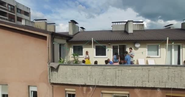 Друзья тусуются на вечеринке на крыше — стоковое видео
