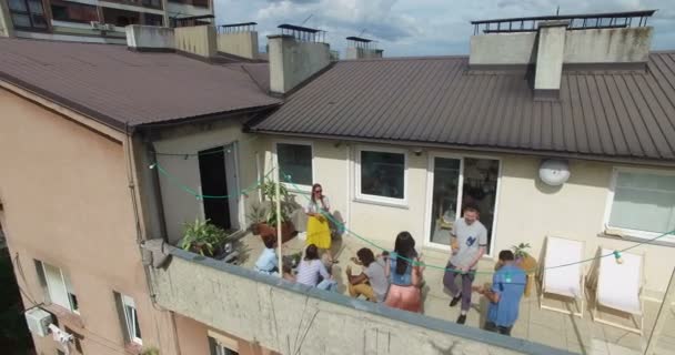 Amigos saindo na festa no telhado — Vídeo de Stock