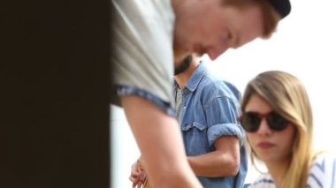 Ukulele çatı partide oynarken adam