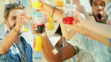 çatı partide toasting insanlar