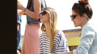 çatı eğleniyor kadınlar