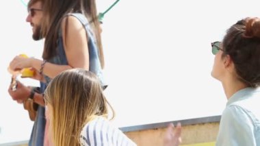 çatı partide neşeli arkadaşları