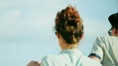 kadın ve çatı partide dans