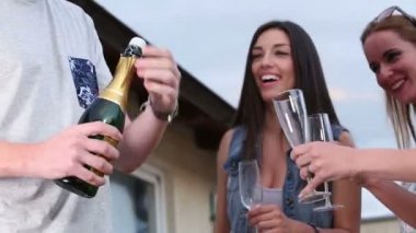 adam açılış şampanya