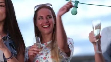 Arkadaşlar eğlenmeye havai fişek mum