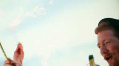 Arkadaşlar eğlenmeye havai fişek mum