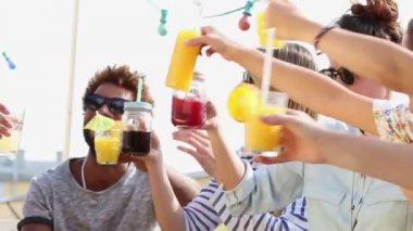 çatı partide toasting arkadaşlar