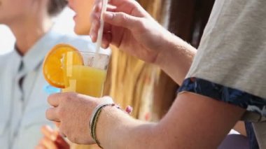  kokteyl bardak tutan el