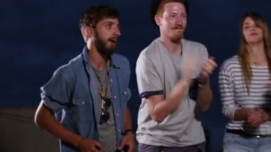 çatı katındaki terasta dans arkadaşlar