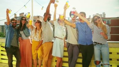 çatı katında toasting arkadaşlar 