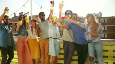çatı katında toasting arkadaşlar 
