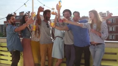 çatı katında toasting arkadaşlar