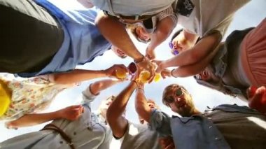  arkadaşlar kameraya bakıyor