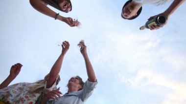 Şampanya ile toasting arkadaşlar 