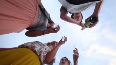 adam açılış şampanya