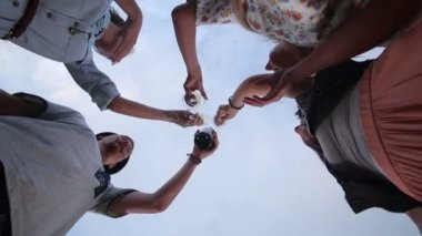 Şampanya ile toasting arkadaşlar