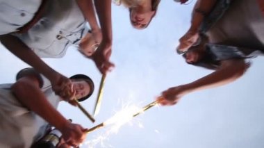 arkadaşları aydınlatan havai fişek mumlar