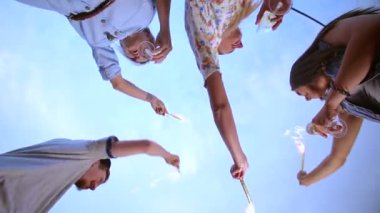  havai fişek mumlar ile sallayarak arkadaşlar