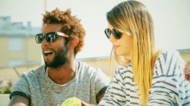  Arkadaşlar partide eğleniyor.