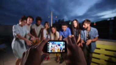 arkadaşlar dans filme eller