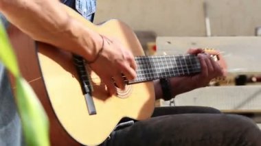 handen spelen gitaar