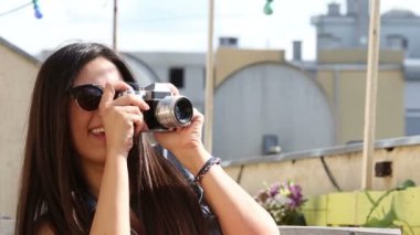 eski fotoğraf makinesi ile çekim kadın