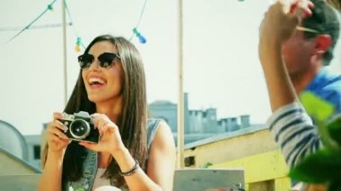  çatı partide gülüyor arkadaşlar