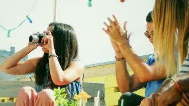  çatı partide gülüyor arkadaşlar