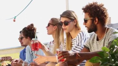 çatı partide içme arkadaş