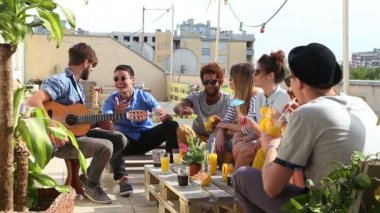 arkadaşlar çatı terası ve söz