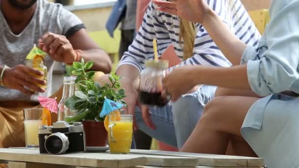 Mesa com coquetéis na festa no telhado — Vídeo de Stock