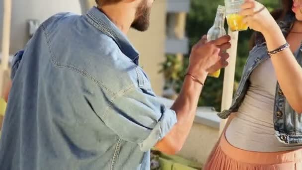 Femme et homme dansant à la fête sur le toit — Video