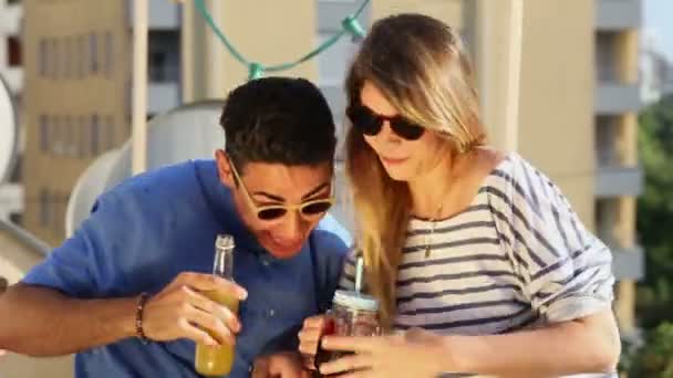 Mujer y hombre bebiendo en la fiesta — Vídeo de stock