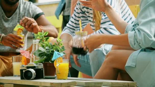 Tabell med drinkar på takterrassen fest — Stockvideo