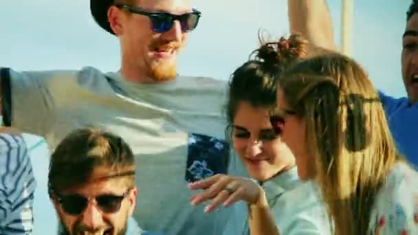 Çatı partide dans arkadaşlar — Stok video