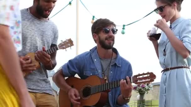 Hudebníci hrají na kytaru a ukulele — Stock video