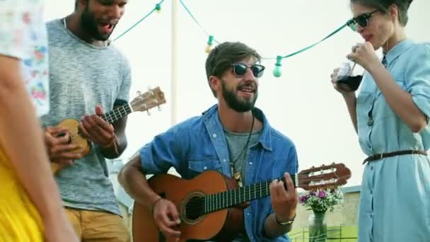 Gitar ve gitar çalmaya müzisyenler — Stok video