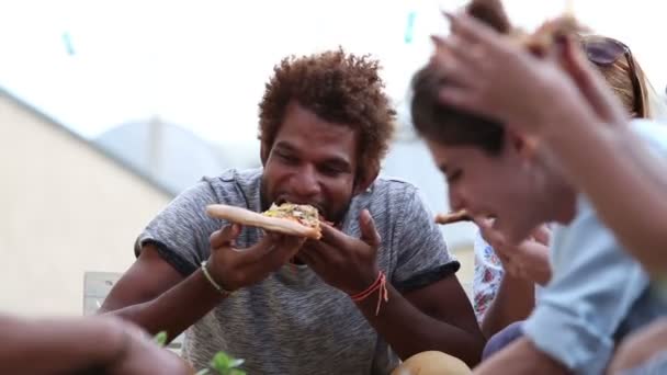 Vrienden die pizza eten — Stockvideo