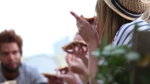 Freunde auf einer Party beim Pizza essen — Stockvideo