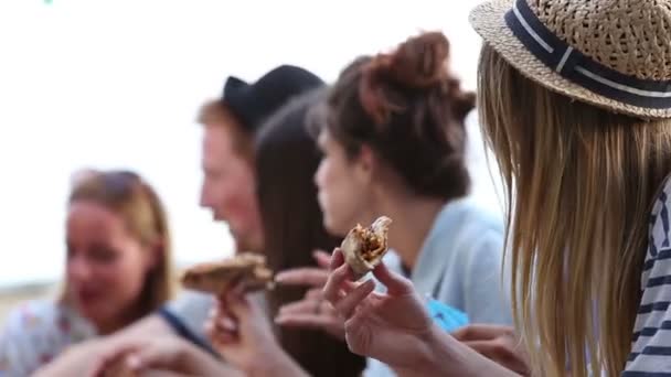 Barátok pizzát esznek — Stock videók