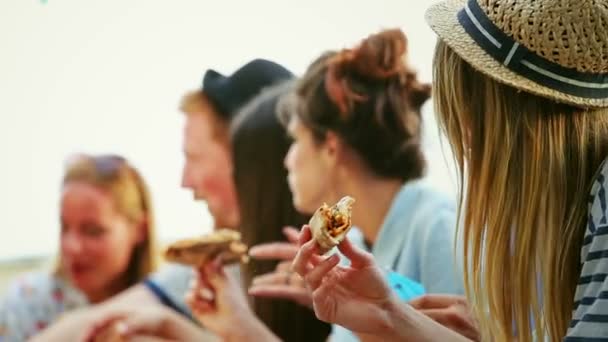 Barátok pizzát esznek — Stock videók