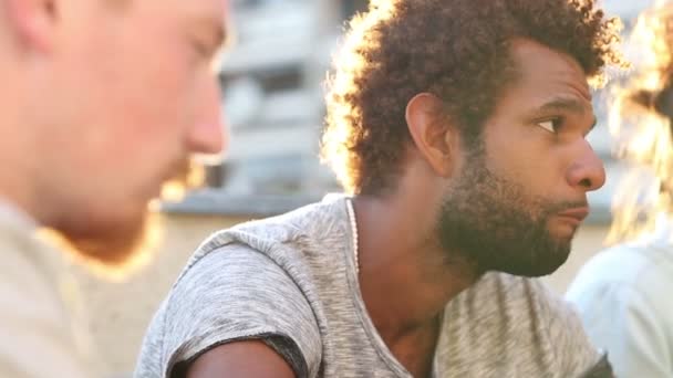 Homme à une fête parler avec des amis — Video