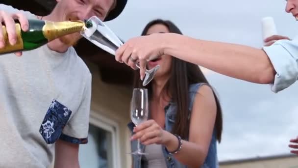 Hombre vertiendo champán a sus amigas femeninas — Vídeo de stock